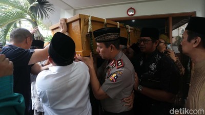 Momen Jenazah Gus Sholah Dibawa ke Bandara Halim Perdanakusuma