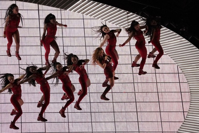 Halftime show tahun ini dibuka oleh penampilan Shakira. Ia sukses menebar aura seksinya dalam balutan kostum rancangan Peter Dundas, mantan perancang untuk rumah mode Roberto Cavalli. (Foto: AP Photo)