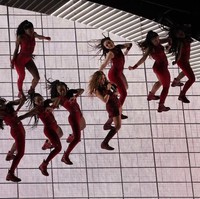 Halftime show tahun ini dibuka oleh penampilan Shakira. Ia sukses menebar aura seksinya dalam balutan kostum rancangan Peter Dundas, mantan perancang untuk rumah mode Roberto Cavalli. (Foto: AP Photo)