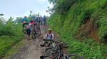 Gowes Hingga ke Atas Awan di Puncak Gunung Gajah