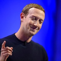 Kebutuhan mendesak akan virus Virus corona turut menggugah hati pendiri Facebook Mark Zuckerberg untuk berdonasi. Mark Zuckerberg dan istrinya, Priscilla Chan, melalui Chan Zuckerberg Initiativ membantu Bill Gates dalam percepatan vaksin tersebut. Untuk upaya tersebut, ia mengucurkan dana US$ 25 juta atau sekitar Rp 352 miliar. (Foto: Associated Press)