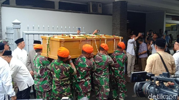 Jenazah Gus Sholah diberangkatkan dari Bandara Halim Perdanakusuma