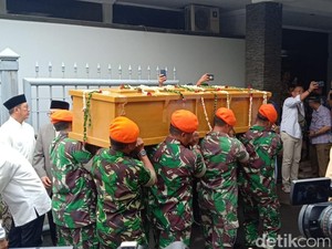 Akan Dimakamkan di Tebuireng, Jenazah Gus Sholah Diberangkatkan dari Halim