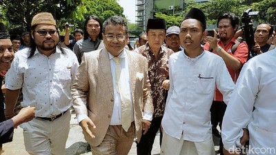 Sejumlah Tokoh Melayat Gus Sholah