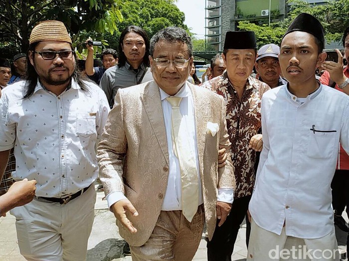 Para pelayat terus berdatangan ke Ponpes Tebuireng, Jombang, Jawa Timur. Mereka di antaranya adalah Mahfud MD, Anies Baswedan, Emil Dardak hingga Hotman Paris.