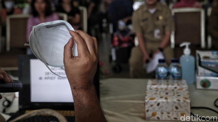 Penyuluhan Virus Corona di Jakarta Utara Sejumlah warga mengikuti penyuluhan antisipasi virus Corona di kawasan Apartemen Meditarenia Marina dan Apartemen Baywalk, Jakarta Utara, Senin (3/2). Kegiatan tersebut bertujuan memberitahu kepada warga tentang bahaya virus Corona dan cara mengantisipasinya.