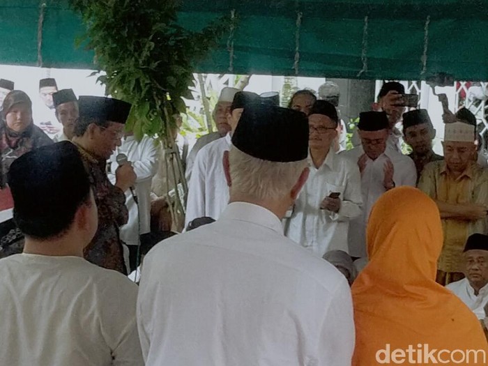 Menkopolhukam di pemakaman Gus Sholah