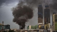 Beginilah gambaran kepulan asap hitam yang membumbung tinggi dari atas bangunan kompleks ruko tekstil yang terbakar di kawasan Tanah Abang, Jakarta, Senin (3/2/2020).