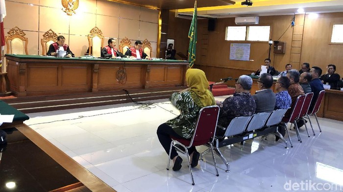 Mantan Gubernur, Wagub Jabar Ahmad Heryawan (Aher)-Deddy Mizwar (Demiz) dan Bupati Bekasi nonaktif Neneng Hassanah Yasin bersaksi di sidang kasus suap Meikarta yang berlangsung di Pengadilan Tipikor Bandung, Jalan LLRE Martadinata, Kota Bandung, Senin (3/2/2020). Mereka bersaksi untuk terdakwa Sekda Jabar nonaktif Iwa Karniwa.