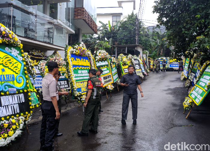 Di Rumah Duka Gus Sholah Bunga Duka Cita Jokowi Hingga Sby Berjejer