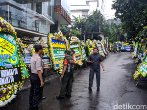 Di Rumah Duka Gus Sholah, Bunga Duka Cita Jokowi hingga SBY Berjejer