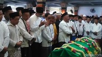 Di dalam masjid, jenazah tokoh HAM Indonesia itu langsung disalati. Salat jenazah dibagi menjadi dua gelombang karena saking banyaknya pelayat dan para santri.