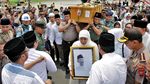 Momen Jenazah Gus Sholah Tiba di Bandara Juanda