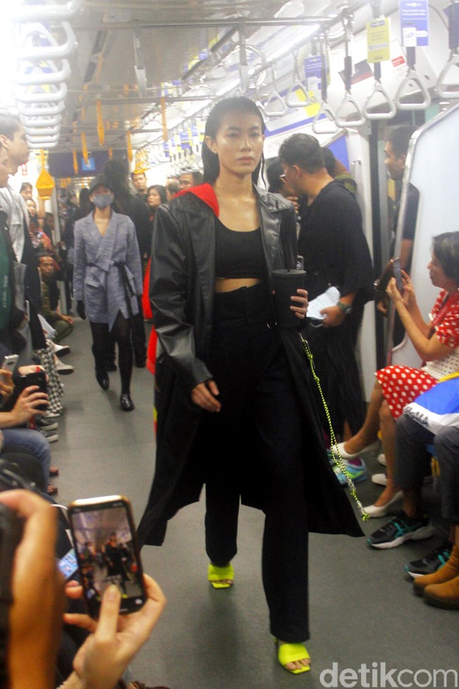 Fashion Rocks menggelar fashion show perdana di gerbong MRT Jakarta dengan menampilkan karya tiga desainer muda Indonesia: Kelly Vallerie, Wilsen Willim dan Andandika Surasetja, Jumat [31/1/2020]. Foto: Mohammad Abduh/Wolipop
