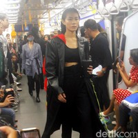 Fashion Rocks menggelar fashion show perdana di gerbong MRT Jakarta dengan menampilkan karya tiga desainer muda Indonesia: Kelly Vallerie, Wilsen Willim dan Andandika Surasetja, Jumat [31/1/2020]. Foto: Mohammad Abduh/Wolipop