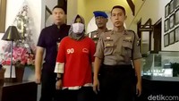 Saat dihadirkan di depan media, Zikria lebih banyak menunduk dan diam.