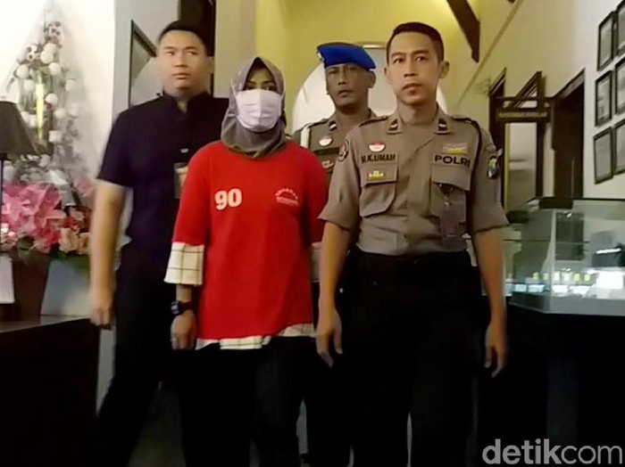 Polisi akhirnya menampilkan Zikria netizen penghina Wali Kota Surabaya Tri Rismaharini.