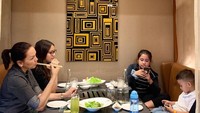 Saat menunggu makanan tiba. asik masing masing 🤣, kata Fitri. Ia dan 3 anaknya bersiap makan BBQ daging yang super juicy. Foto: Instagram fitri_salhuteru