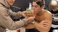 Ethan dan Grayson Dolan dikenal sebagai youtuber asal Amerika dengan nama Dolan Twins. Youtuber kembar tersebut selalu kompak dalam berbagai hal, mulai dari membuat konten hingga momen makan bersama mereka. Foto: Instagram @ethandolan @graysondolan