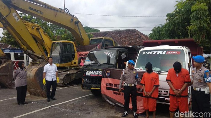 Polisi merazia penambangan ilegal di Gunungkidul. Dua orang diamankan beserta barang bukti alat berat dan truk, Senin (3/2/2020).