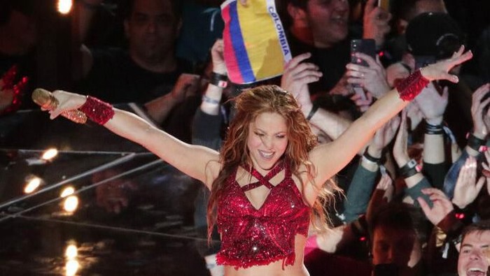 Shakira dan Jennifer Lopez di Super Bowl 54 Half Time Show Singer Shakira, center, performs, during the halftime show of the NFL Super Bowl 54 football game between the San Francisco 49ers and Kansas City Chiefs, Sunday, Feb. 2, 2020, in Miami Gardens, Fla. (AP Photo/Morry Gash)