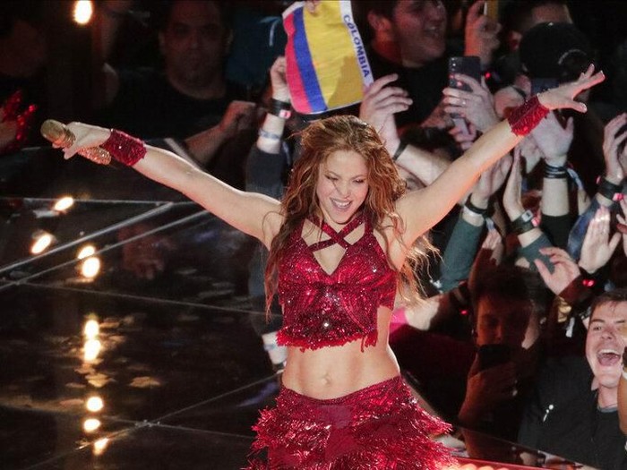 Shakira dan Jennifer Lopez di Super Bowl 54 Half Time Show Singer Shakira, center, performs, during the halftime show of the NFL Super Bowl 54 football game between the San Francisco 49ers and Kansas City Chiefs, Sunday, Feb. 2, 2020, in Miami Gardens, Fla. (AP Photo/Morry Gash)