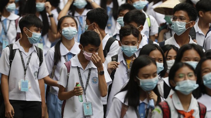 Potret Wabah Corona yang Mengancam ke Seluruh Penjuru Dunia Wabah virus Corona dari China memang cukup membuat warga di seluruh penjuru dunia harus bersiap siaga. Pasalnya, hingga kini ratusan korban jiwa telah menjadi korbannya.