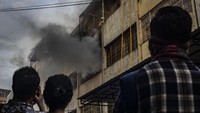 Warga tampak menyaksikan kebakaran yang melanda kompleks ruko tekstil di kawasan Tanah Abang, Jakarta. Api terus menjalar dari ruko yang diduga sumber kebakaran tersebut ke bangunan di sampingnya. Belum diketahui pasti apa penyebab kebakaran serta ada-tidaknya korban. Api masih terus berusaha dipadamkan.
