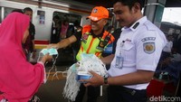 Masker juga dibagikan gratis kepada penumpang.