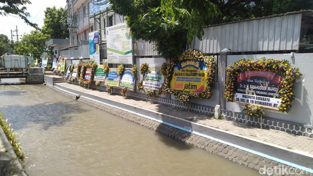 Karangan bunga datang dari berbagai pejabat/
