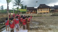 Selain itu, juga akan disediakan lahan khusus yang dijadikan wahana edukasi. Nantinya pengunjung bisa mencoba menanam hingga memanen padi Pandanwangi di kawasan Kampung Budaya Pandanwangi. (Ismet Selamet/detikcom)