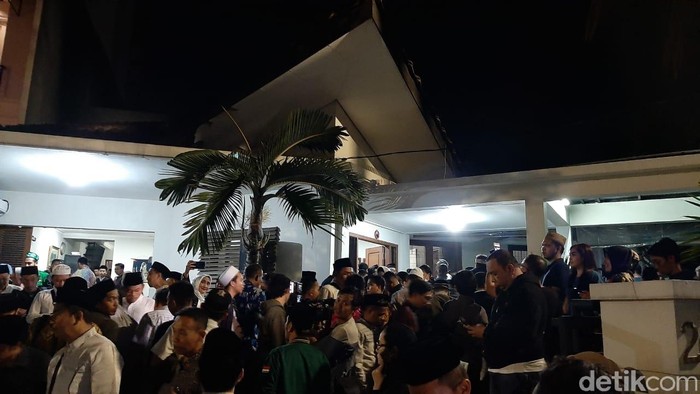 Suasana rumah duka Gus Sholah (Lisye Sri Rahayu/detikcom)