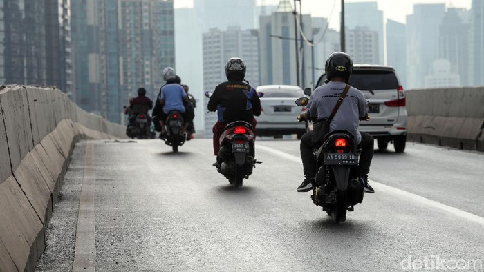 Hingga kini pengendara sepeda motor masih nekat melintas JLNT Casablanca. Polisi pun akan memasang kamera e-TLE di JLNT tersebut.