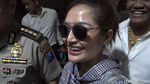 Diperiksa soal Kasus MeMiles, Siti Badriah Cium Tangan Polisi