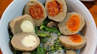 Main ke Sunter, Jakarta Utara, jangan lupa mampir ke Bakso Hunter. Di sini menyajikan bakso premium homemade, salah satunya ada Bakso Granat yang berisi cabe rawit mercon pedas. Foto: Instagram @mrkulinerjkt
