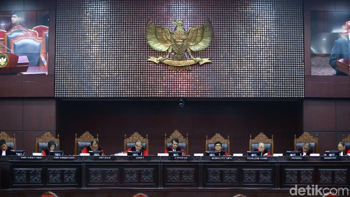 Mahkamah Konstitusi (MK) menggelar sidang lanjutan terkait uji formil UU KPK dengan agenda mendengarkan keterangan Presiden Joko Widodo (Jokowi) dan DPR.
