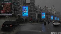 Dampak tersebut bisa berupa banjir, tanah longsor, banjir bandang, genangan, angin kencang, pohon tumbang, dan jalan licin.