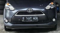 Usai dicuci uap mobil terlihat bersih seketika.