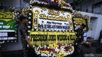 Banjir Karangan Bunga di Rumah Gus Sholah