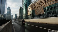 Terkait maraknya pemotor yang melintas, Ditlantas Polda Metro Jaya pun berencana akan memasang kamera e-TLE di JLNT tersebut.
