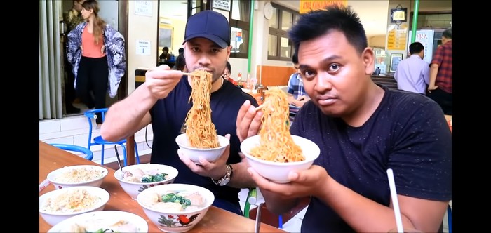 Bule Kepincut Makanan Indonesia