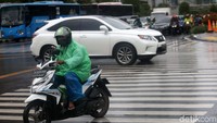 Ditlantas Polda Metro Jaya mulai memberlakukan tilang elektronik motor pada Sabtu (1/2/2020), akhir pekan lalu. Selama dua hari diberlakukan E-TLE, sebanyak 341 pemotor yang melanggar ditindak polisi.