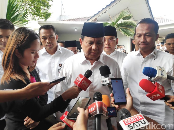 Prabowo Subianto melayat Gus Sholah. (Matius Alfons/detikcom)