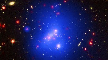 Gugus galaksi muda yang sangat besar IDCS J1426.5 + 3508. Gugus galaksi langka ini terletak 10 miliar tahun cahaya dari Bumi, hampir sebesar 500 triliun matahari. Foto: ASA/CXC/Univ of Missouri/M.Brodwin et al; NASA/STScI; JPL/CalTech via AP   