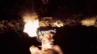 Orang suku Yanomami memiliki ciri khas tindik wajah menggunakan kayu, serta memakai hiasan kepala dari bunga dan cat berwarna merah tua menghiasi sekujur tubuh mereka. (Claudia Andujar/BBC)