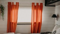 Dinding bus dilapisi shiplap untuk memberikan kesan modern. Kamar ini benar-benar didesain layaknya sebuah rumah (Destiny dan Adam Clayton)