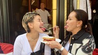 Liburan ke Eropa, begini kekompakan Fitri dan Nikita saat makan kue. Aku sayang kamu apapun orang kata, ujar Fitri. Foto: Instagram fitri_salhuteru