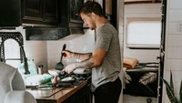 Untuk ruang penyimpanan yang cukup banyak, mereka memodifikasi ruangan sesuai dengan kebutuhan mereka. Pasangan ini mengoptimalkan ruangan dalam RV. (Destiny dan Adam Clayton)