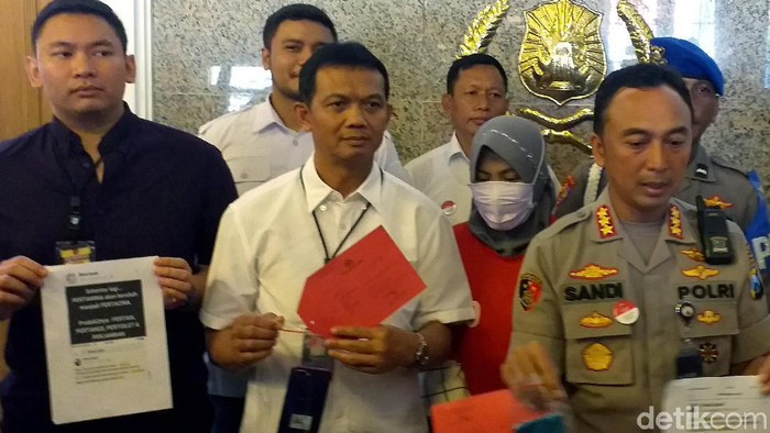 Polisi akhirnya menampilkan Zikria netizen penghina Wali Kota Surabaya Tri Rismaharini.