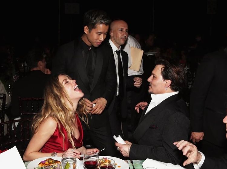 Lihat Lagi Gaya Keren Johnny Depp Saat Ngopi dan Ngemil Cokelat